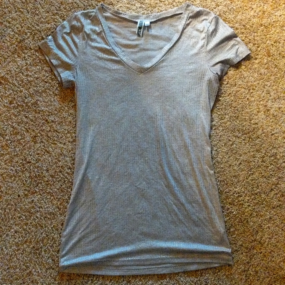 BKE vneck top textured silver and gray size large Buckle t-shirt short sleeve